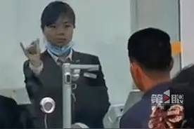 11月6日，贵州贵阳，银行柜姐用手语接待聋哑客户，动作熟练耐心沟通，旁边的小姐姐也全程笑容灿烂。银行：她是自学的，是我们的优秀员工！#银行柜姐用自学手语接待聋哑客户 #暖心 #感人视频封面
