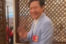 雷军两会婉拒记者：“真的不能再接受采访了，我又挂了三条热搜”视频封面