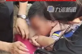  8月17日，江苏连云港，#男孩当街咬住母亲不松口 ，妈妈不停道歉 : 妈妈错了，乖乖。目击者 : 他说妈妈打他，气死了。视频封面