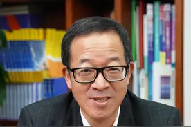 上次雷军同志送了我“钻在手心”，这次又给我带来了最近特别火的#小米15 Ultra“夜神”手机，我也准备了一点小礼物，希望@雷军 吃得白白胖胖，小米越做越好！