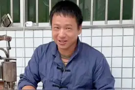 双腿残疾的修鞋匠阿泉想去哈佛做一次演讲！ #励志 #人物故事视频封面