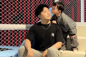 过去的奶爸只管挣钱养家，现在的奶爸不仅要赚钱养家，还要会带娃、做饭、洗衣、收拾屋子，样样都得会。当个合格的奶爸太难了，这份责任和压力倍增，让人感到无比挑战！每一天都在努力平衡工作与家庭，只希望能给孩子一个幸福温暖的成长环境…#宝爸带娃 #大叔视频封面