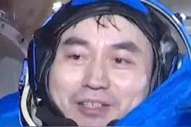 叶光富：“神舟家族太空接力”，我相信，在不久的将来，中国人在轨驻留时间的纪录将会很快刷新。致敬中国航天员！#欢迎神十八乘组回家 #中国首位累计飞行超1年的航天员视频封面