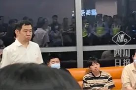 “我们要工资，这是合理诉求！”哪吒汽车董事长兼CEO方运舟被员工围堵讨薪。#哪吒汽车 #热点视频封面
