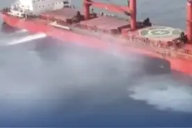 【也门胡塞武装：#红海受袭希腊货轮于9日凌晨沉没  】萨那消息：也门胡塞武装9日发表声明称，该组织的武装部队击沉了在红海航行的希腊货轮“永恒C”号。这是该组织4天内在红海击沉的第二艘货轮。据胡塞武装旗下的马西拉电视台报道，袭击发生于7日，地点在也门荷台达港以西约51海里处。受袭货轮于9日凌晨沉没。（新华社）