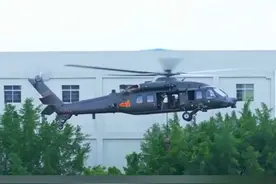 【一切为了实战！我军飞行员到合成部队锻炼】我军某陆航旅与友邻部队展开陆空对抗演练，飞行员以列兵身份到合成部队当兵锻炼。视频封面