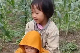 妈妈生病住院好多天，姐姐承担照顾弟弟责任，她带着弟弟去摘玉米 #内容启发搜索激励计划  #抖音好家大赏 #去有雪的地方 #人类幼崽成长计划 #艺术在抖音视频封面