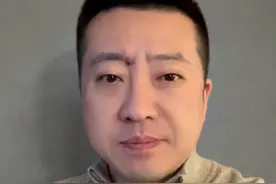 广东一高校的学生因为亲人危重凌晨请假离校，却被宿管员以不符学校规定为由拒不开门，学校通报：已责令物业公司对涉事宿管员作出处理#学校回应学生因白事请假被拦 #抖音热评视频封面