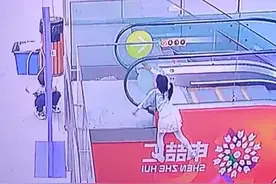 9月25日，上海。太惊险！小女孩玩扶梯被卡住，身体悬空差点坠落，危急时刻路人赶来将其就回。关注👉@政法报道#上海dou知道#抖音小助手 #危险瞬间 #路人视角 #你怎么看 视频封面
