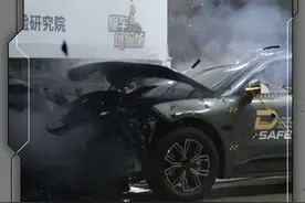 #极氪001 卡车钻撞测试，车重和结构设计还需优化#懂车试验场视频封面