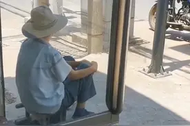 近日河南信阳，老人独坐7小时，等孙女给自己买的快递，网友：等待的过程就是思念的过程视频封面