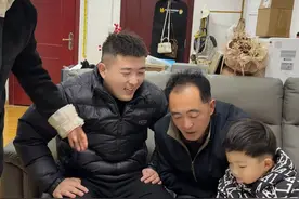公公担心孙子安全，拿出全部积蓄为赞赞安装保障，在看到他掏出，一大把零碎的靠捡瓶子挣得的现金时，心中更是感动，他真的把全部的爱都给了孩子#婆媳 #家庭 #情感 #记录真实生活视频封面