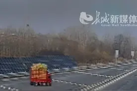 超载货车发现高速交警执勤， 在高速上掉头逆行，扣13分！ 近日，一辆超载货车为躲避交警，在高速逆行 ，被扣13分。 #货车高速逆行扣13分视频封面