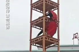 #福建民间艺人表演吊十三楼绝技  徒手爬上十三张桌子叠起的云楼，还在顶端表演，惊心动魄！视频封面