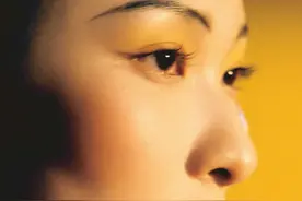 你要拍情绪就拍她的眼神，构图从表达开始！ 构图：平衡、上轻下重、减法、色彩张力、非对称式平衡
影响因素：场景、美姿、道具、光线
#构图技巧 #东方美学 #摄影 #摄影教学视频封面