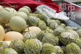 见摊贩在景区门口卖香瓜生意不好，小伙立马指了条“明路”，换地方后一会就卖完了#景区 #好人 来源@武当游子灬安子😘视频封面