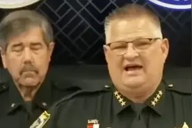 【#美佛州一警长向抗议者发出死亡威胁 】连日来，针对联邦移民政策的抗议活动在美国多个城市蔓延。在佛罗里达州，目前的抗议规模和严重程度还远不及洛杉矶，但该州布里瓦德县警长韦恩·艾维日前强硬警告抗议者，如果他们对警察做出危险举动，警方就会杀了他们，通知家人为其收尸。他还警告抗议者，如果围堵车辆，就会被撞、在马路上被拖行。该州总检察长詹姆斯·乌西梅尔也称“佛罗里达不是加州，绝不容许骚乱”。此番言论引发舆论哗然，质疑"警察这是要向民众宣战"，“身为警长竟以谋杀相威胁并引以为傲”。