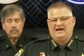 【#美佛州一警长向抗议者发出死亡威胁 】连日来，针对联邦移民政策的抗议活动在美国多个城市蔓延。在佛罗里达州，目前的抗议规模和严重程度还远不及洛杉矶，但该州布里瓦德县警长韦恩·艾维日前强硬警告抗议者，如果他们对警察做出危险举动，警方就会杀了他们，通知家人为其收尸。他还警告抗议者，如果围堵车辆，就会被撞、在马路上被拖行。该州总检察长詹姆斯·乌西梅尔也称“佛罗里达不是加州，绝不容许骚乱”。此番言论引发舆论哗然，质疑"警察这是要向民众宣战"，“身为警长竟以谋杀相威胁并引以为傲”。