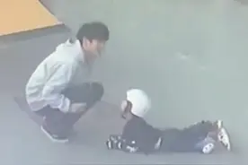 小男孩演示滑板技巧“翻车”，滑板教练接连受伤#滑板 视频来源@德阳universe滑板公园