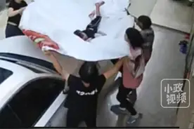 5月22日，广东（发布地点），小孩在楼上摇摇欲坠，被邻居发现后，在孩子坠落前一刻被大家平稳接住。（来源：@夏风、 ）关注👉@小政视频  #抖音小助手  #爆料入口 #正能量 #救人瞬间视频封面