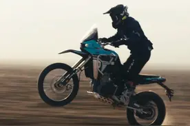 800X RALLY硬核拉力王者 时速一百的翘头，这是拉力车手的基本素养#凯越800xrally #拉力摩托 #拉力 #机车摄影视频封面