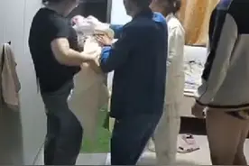 宝宝呛奶，爷爷急得晕倒。紧接着爷爷突然站起对宝宝展开急救，宝宝最后哭出声，一家人才放下心来。视频封面