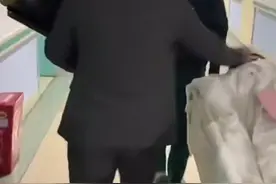 妻子剖腹产男子穿西装拿捧花迎接，心疼得泪流满面#生孩子 #感动瞬间 视频封面