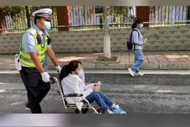 高考第一天，交警护送一名乘坐轮椅的考生进入考场#残疾#感动瞬间#正能量 视频封面