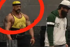 小伙装傻充楞，单手硬拉120公斤杠铃，一旁肌肉男彻底傻眼了视频封面