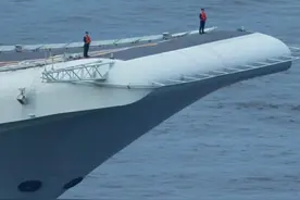 和镜头一起近距离感受山东舰航母带来的震撼感！#山东舰航母编队今日访港