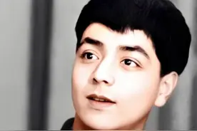 颜值巅峰！看看李金斗年轻时有多帅 如今，已经78岁的李金斗，在年轻的时候也是一个长得棱角分明的小帅哥，一起看看他年轻时颜值有多帅。#李金斗颜值巅峰有多帅  #李金斗相声 #看看李金斗年轻时有多帅 #李金斗的颜值巅峰 #李金斗