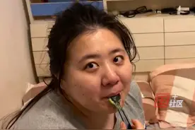 12月27日（采访时间），北京。女子瘦了70斤的变化：崭新的自己，胆子更大，人更自信了。每周六天泡在健身房，配合干净饮食。视频封面