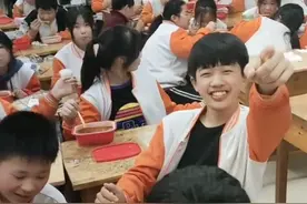 3月11日，山东德州，老师自费请全班学生吃自热火锅引网友热议。网友：别人家老师！视频封面