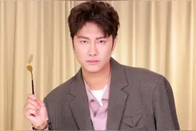 让我们掌声欢迎小猎豹~郑恺~#朱梓骁 #梦幻联动 #这个变身转场有点东西 #气质这一块拿捏死死的视频封面