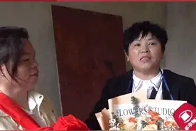 一家三口火车站乘车，妈妈被拐女儿失踪，37年终于团圆。妈妈：愿天下无拐！#媒体精选计划视频封面