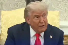 美国总统特朗普称马斯克对特朗普政府撤销电动汽车“强制令”感到很不高兴。#特朗普#马斯克#电动汽车