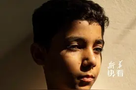 “我要怎么才能拥抱你？妈妈”，2025年世界新闻摄影奖“荷赛”大奖近日揭晓，今年的“年度世界新闻照片”主角是9岁的巴勒斯坦男孩马哈茂德·阿朱尔，他在以色列空袭加沙城时失去了双臂。视频封面