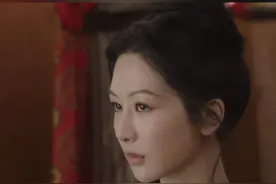 #何惟芳逃离刘畅  #何惟芳绝不做笼中雀  就这个有勇有谋的何惟芳/杨紫 太爽！何惟芳借口“调香解闷”点燃迷香，在刘畅/魏哲鸣 反应过来受骗后，更是眼疾手快操起手边物件将其砸晕，成功“反杀”，逃离“囚笼”！
《国色芳华》第二部#锦绣芳华  正在热播！