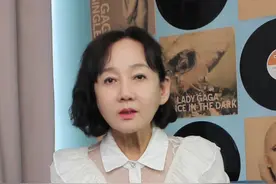 麦克风不拿好，唱歌声音就差，学会正确拿麦姿势， 你就是ktv里最具实力的麦霸#歌唱技巧#零基础学唱歌#声乐教学#学唱歌#KTV正确打开方式视频封面
