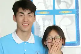 6月14日（视频发布），内蒙古，毕业前男生上前与女生合影，勇敢又害羞。网友：热烈但又青涩，这就是青春呀！#青春 #毕业