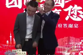 谢爸爸在团圆宴上为谢浩男过回家后的第一个生日，全场合唱生日快乐歌#谢浩男 #寻亲 #现场寻人视频封面