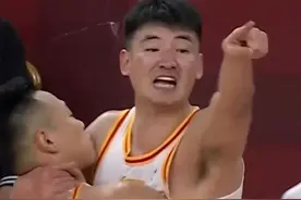 不值当啊！顾全被常林无意肘倒，不满判罚怒喷裁判，连吃两次技犯被驱逐#顾全被驱逐 #CBA #山西男篮VS深圳男篮视频封面