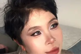 从“老妈”到“辣妈！1月31日，（采访时间），山东青岛，女子回家爆改老妈，一秒让妈妈重回都市时髦女郎，“爸爸被惊艳到，妈妈超级开心”。视频封面