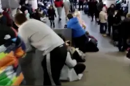 视频连线在乌留学生，#直击哈尔科夫市地铁站避难现场！小李称能感受到炮声越来越近，次数越来越频繁 #政媒原创作者联盟 视频封面
