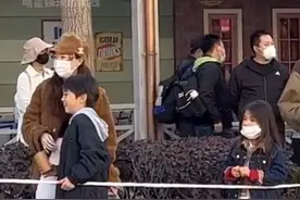网友偶遇#霍思燕一家现身环球影城，身旁女孩长相与#嗯哼一模一样视频封面