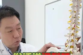俗话说闪到腰 伤的是哪里 通常闪到腰了腰疼有三种情况，其中比较重视的是腰间盘问题，第二种小关节半脱位，一般过段时间可以缓解症状；第三种是肌肉疼痛，例如肌纤维质炎，一般保守可以缓解症状。#硬核健康科普行动  #腰疼 #医疗创作者培优计划视频封面
