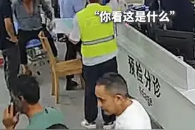 男子被五步蛇咬伤后，一脚踩死蛇并拎着去医院就医。医护人员仔细比对，快速匹配血清进行治疗。医护人员提醒：被蛇咬伤后，保持冷静，缓步撤离到安全区域，拨打120或请家人用汽车等代步工具送医，不要奔跑，以免加快毒素扩散。