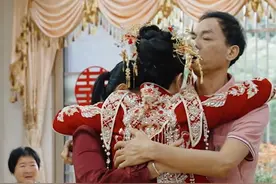 女儿出嫁，最难过的爸爸哭的泪流满面，包含了多少爱和不舍， 父爱如山。#父爱如山母爱如水感恩父母 #女儿出嫁爸爸忍不住落泪 #出嫁的女儿 #摄影摄像