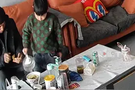 外公突然来访，家里没大人在，7岁外孙当起了“小大人”招待外公，不断拿出自己喜欢的东西给外公吃，外公走时还不忘叮嘱外公路上小心点儿。#监控下的一幕 #小大人 #外公 #外孙#小暖男  @汪加加视频封面