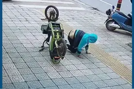 男孩骑车被凸起的地砖绊倒，缓了一会儿后又返回将地砖铺平视频封面